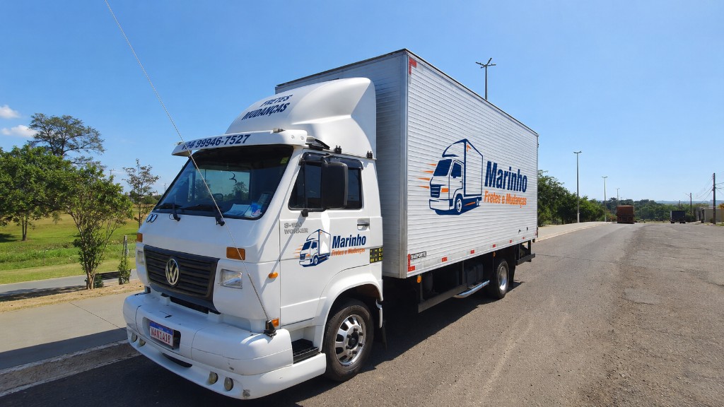 Caminhão baú da Marinho Fretes e Mudanças em operação